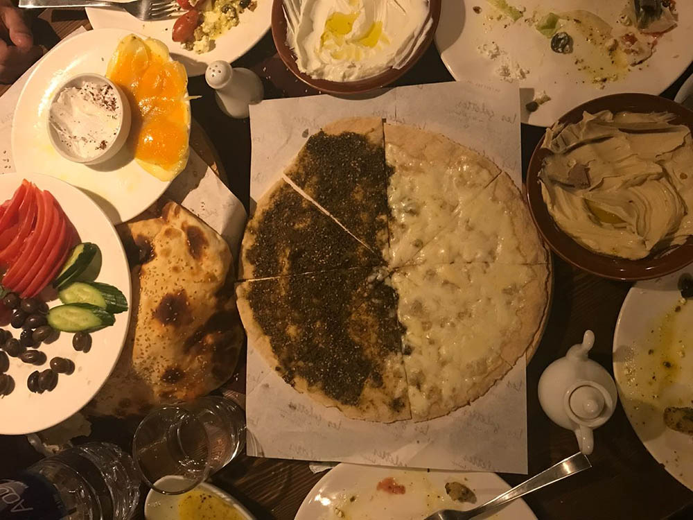 Традиционный ливанский завтрак называется «мануше». Это тонкая лепешка с начинкой сверху. На фото одна половинка с сыром, вторая — с «затаром» (смесь чабреца, специй и кунжута). Стоит около 2,6 $ (161 ₽)