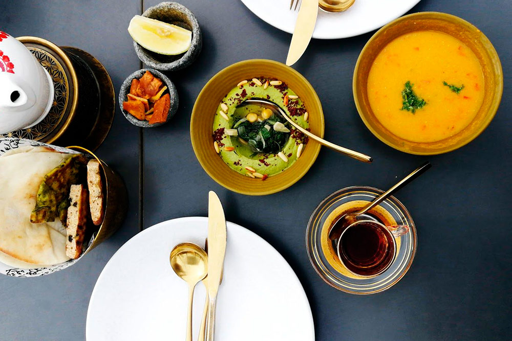 Хумус, чечевичный суп и горячие хлебные лепешки в ресторане Babel