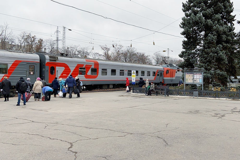 Раньше через Таганрог проходило много скорых поездов из Москвы, но все они ехали транзитом через Украину, и после конфликта в Донбассе эти составы отменили