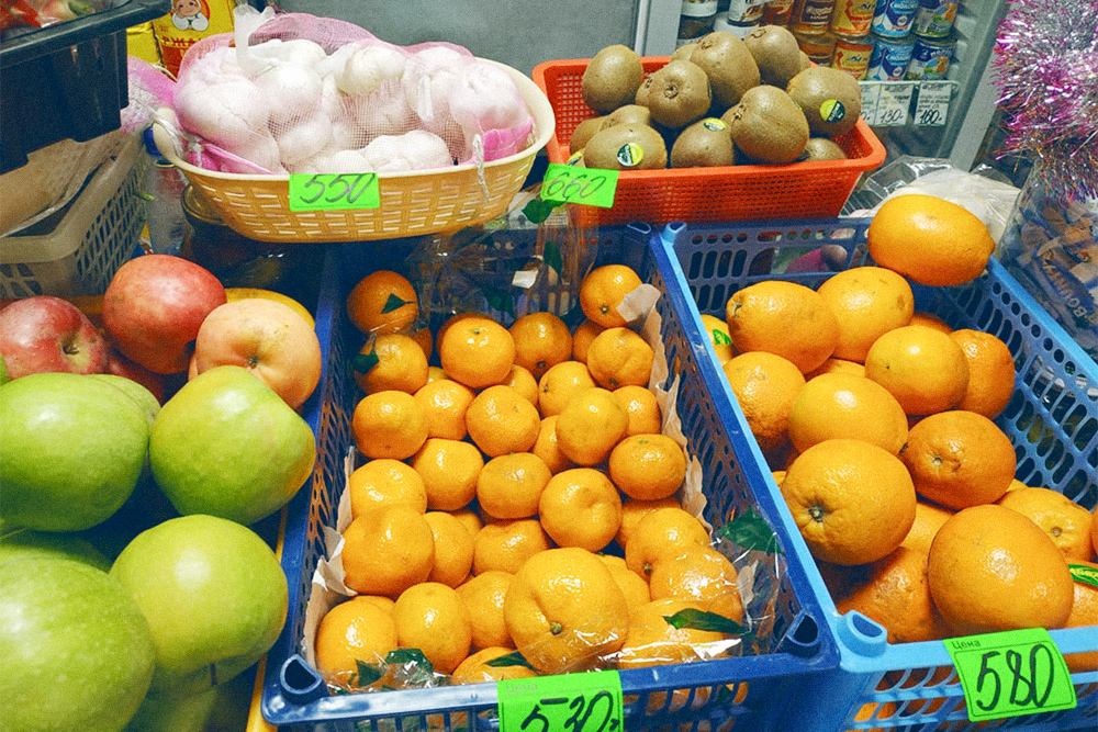 В Абхазии 1 кг мандаринов стоит 20 рублей. На Чукотке он дороже в 26,5 раза. Чеснок — 550 рублей