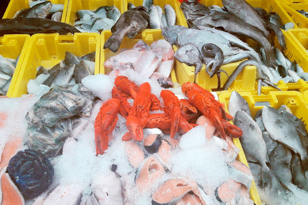 Рыбный прилавок на рынке
