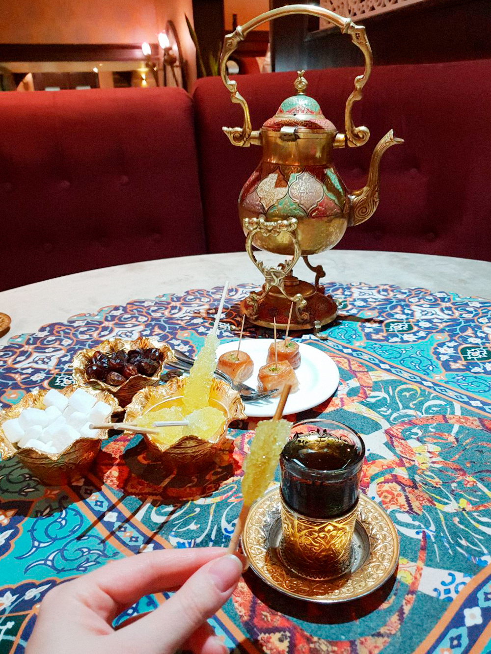 Так красиво подают чай в ресторане персидской кухни. Сахар с шафраном на палочке называется «набот»