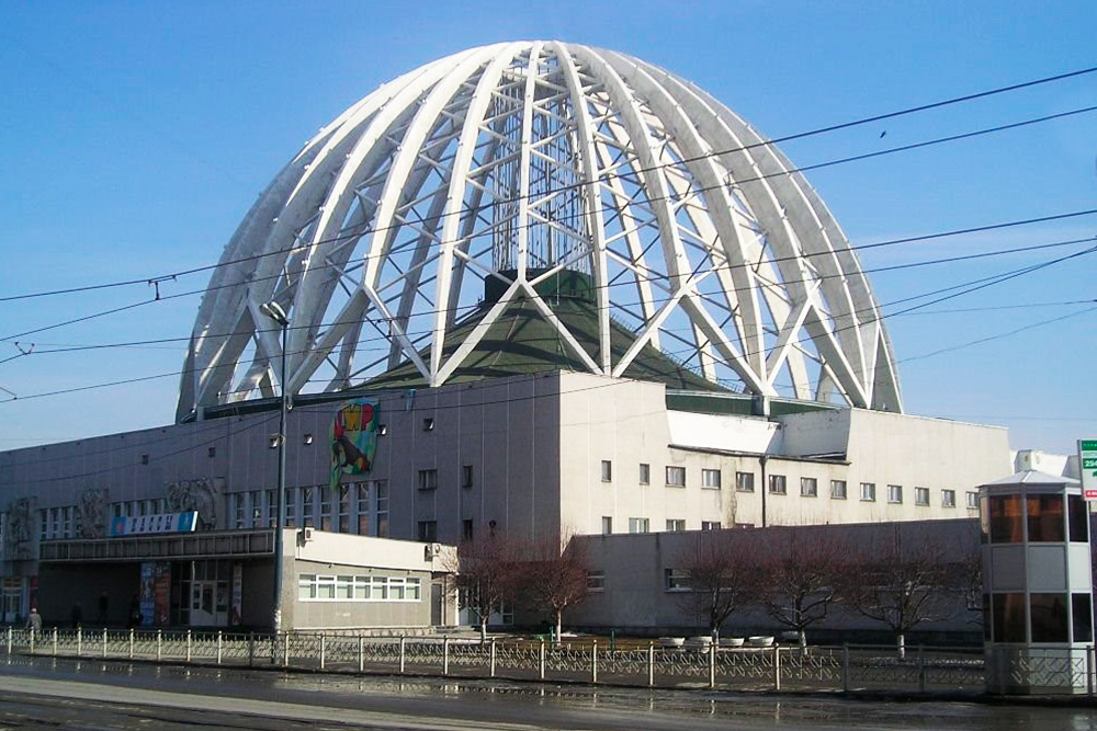Здание цирка: внешний ажурный купол как бы поддерживает внутренний. Городская легенда говорит о том, что всю конструкцию должны были покрыть цветным стеклом, но из-за ошибки в инженерных расчетах от этой идеи отказались