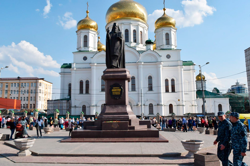 Покровский храм и памятник покровителю города — святому Димитрию Ростовскому, до 2007 года тут был фонтан имени Кирова