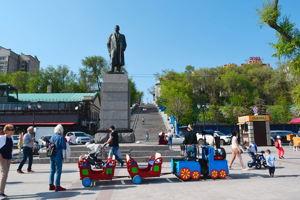 В центре набережной стоит памятник Максиму Горькому — он работал грузчиком в ростовском порту