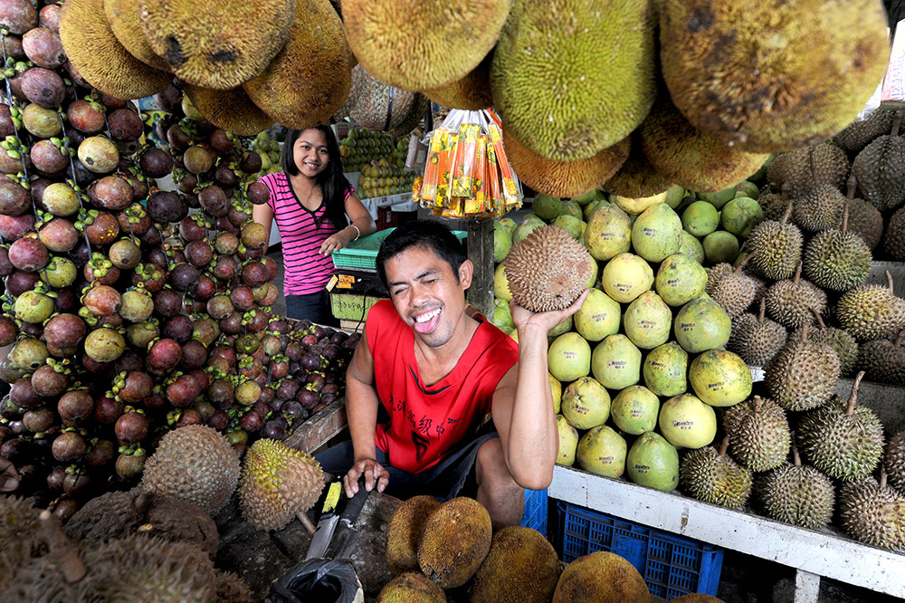 Фруктовая лавка на рынке в Давао. На фото — мангостины, дурианы, маранги, помело