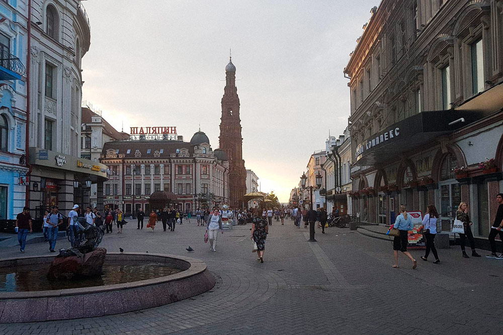 Улица Баумана — самая длинная и старая пешеходная улица, по ней любят гулять туристы. Она ведет к Кремлю