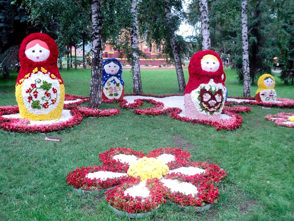 В дни «Флоры» территорию Выставочного сквера занимают скульптуры и композиции из цветов и растений
