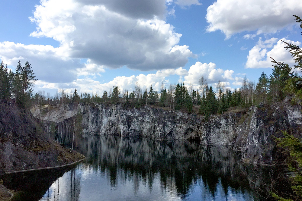 Это Рускеала — мраморный каньон на границе с Финляндией. Из одного конца в другой можно прокатиться на тарзанке