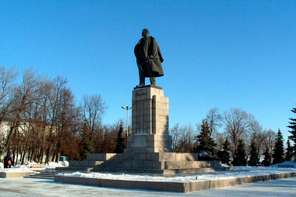 Памятник Ленину на Соборной площади — она же бывшая площадь 100-летия Ленина