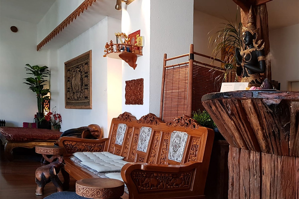 В моем массажном салоне вся мебель из натурального дерева. Часовой сеанс тайского массажа обходится мне примерно в 40 € (2850 ₽)