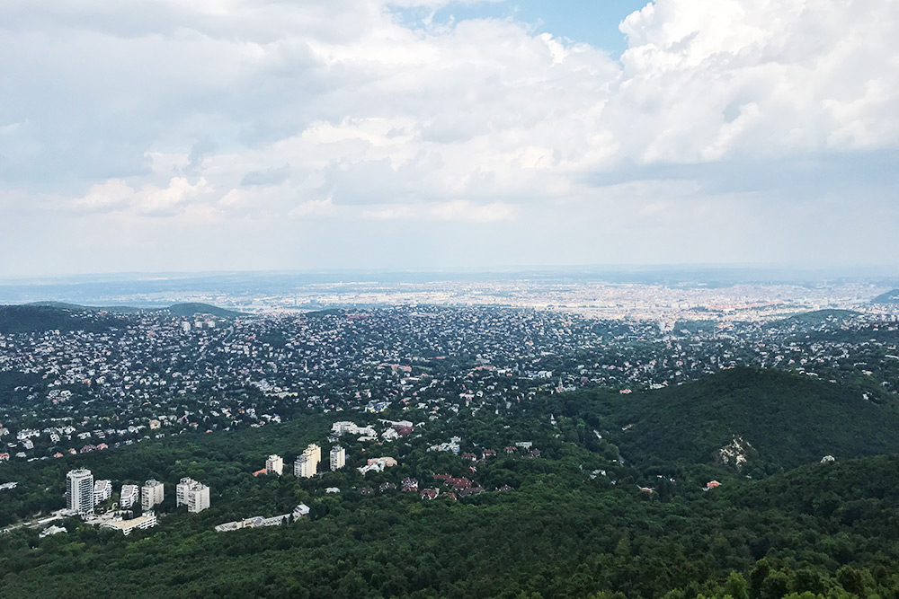 Вид с самой высокой точки Будапешта — холма Янош, 527 м. В этом районе традиционно селятся венгерские политики и знаменитости, поэтому тут самая дорогая недвижимость в городе