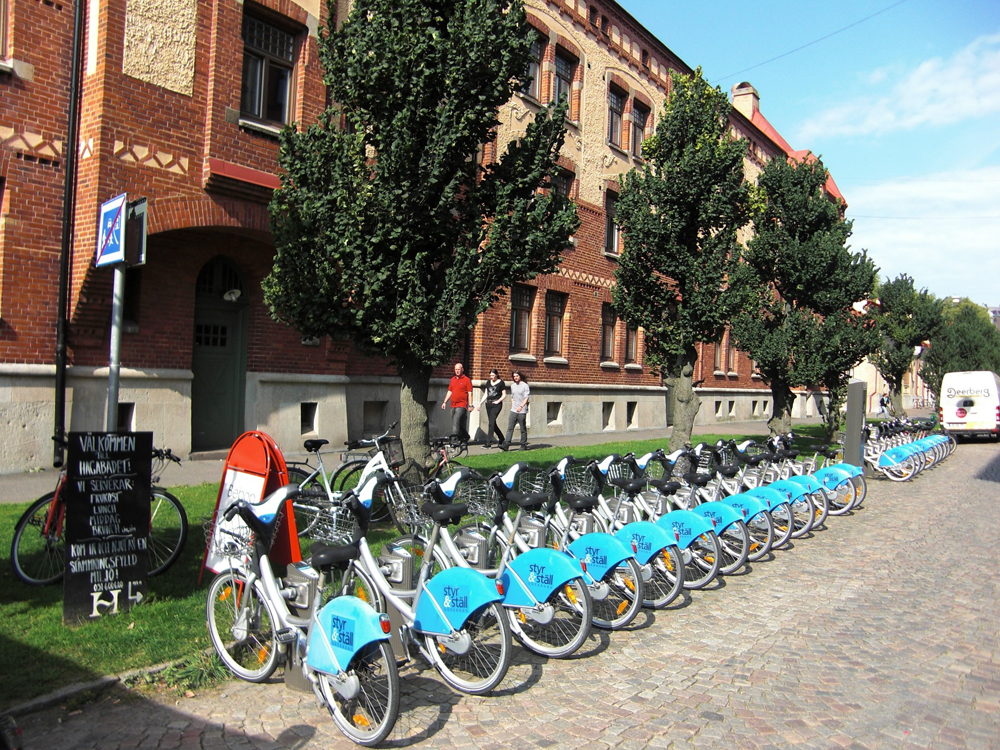 Такие стоянки велосипедов уже трудно не встретить в крупных городах по всему миру. Источник: jensjunge / Pixabay