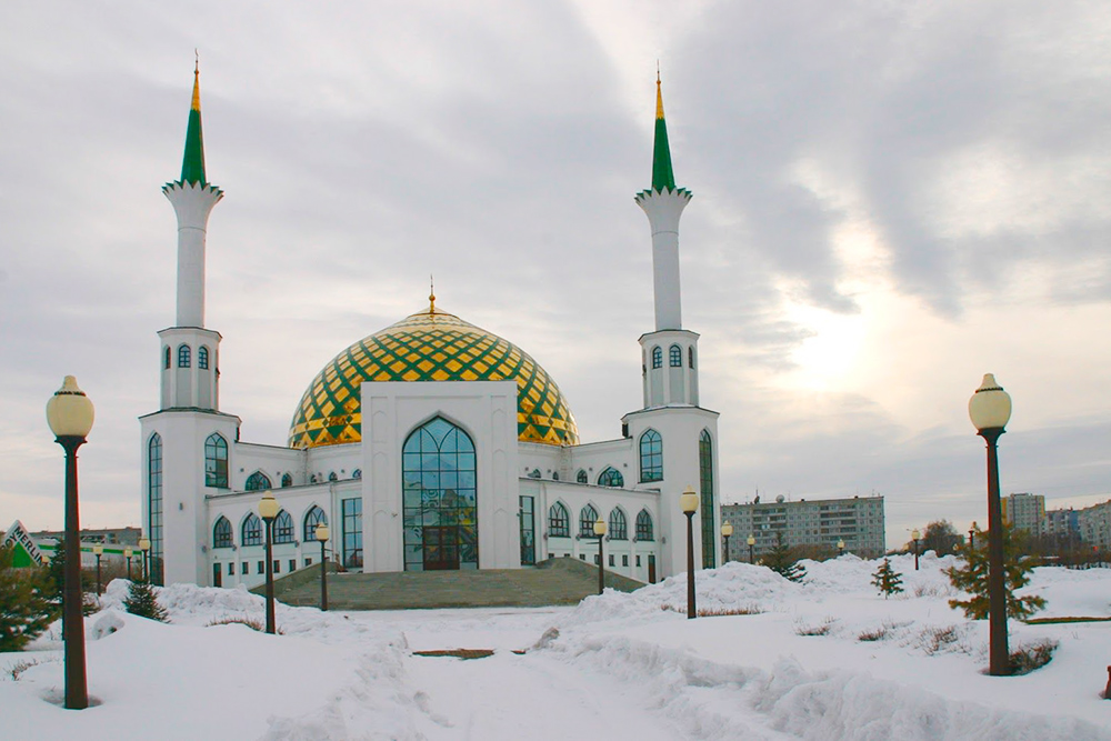 Мечеть «Мунира». Говорят, ее строили по уникальному дизайн-проекту всем кузбасским мусульманским миром. Здесь регулярно проводят экскурсии и дни открытых дверей для всех желающих