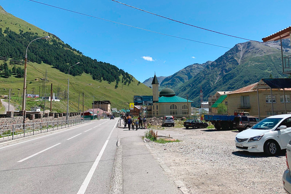 Туристы и альпинисты обычно останавливаются в поселке Терскол. Он расположен на высоте 2200 метров над уровнем моря. Я тоже приезжаю именно туда