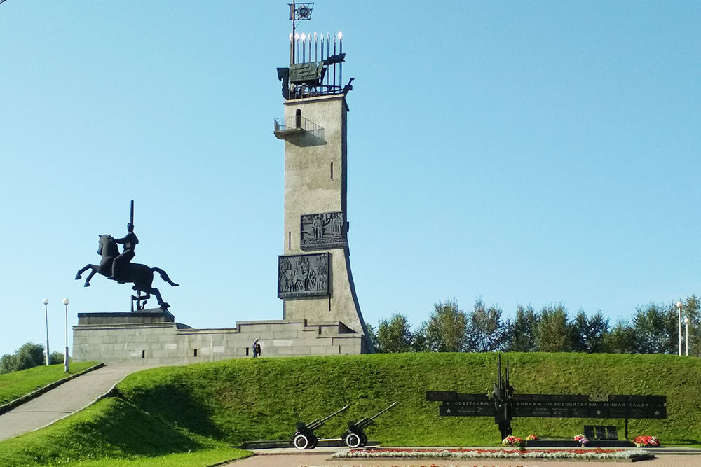 Монумент Победы в Великой Отечественной войне стоит на холме, который остался от оборонительного сооружения времен Петра I