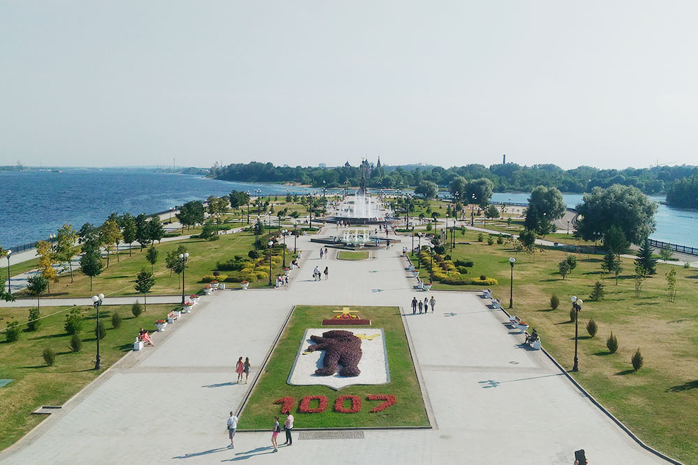 Парк на Стрелке — популярное место отдыха в городе. По легенде, именно здесь основали Ярославль