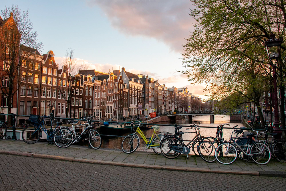 На каждой улице Амстердама припаркованы велосипеды. На некоторых парковках сотни, если не тысячи байков. Для меня осталось загадкой, как владельцы их различают