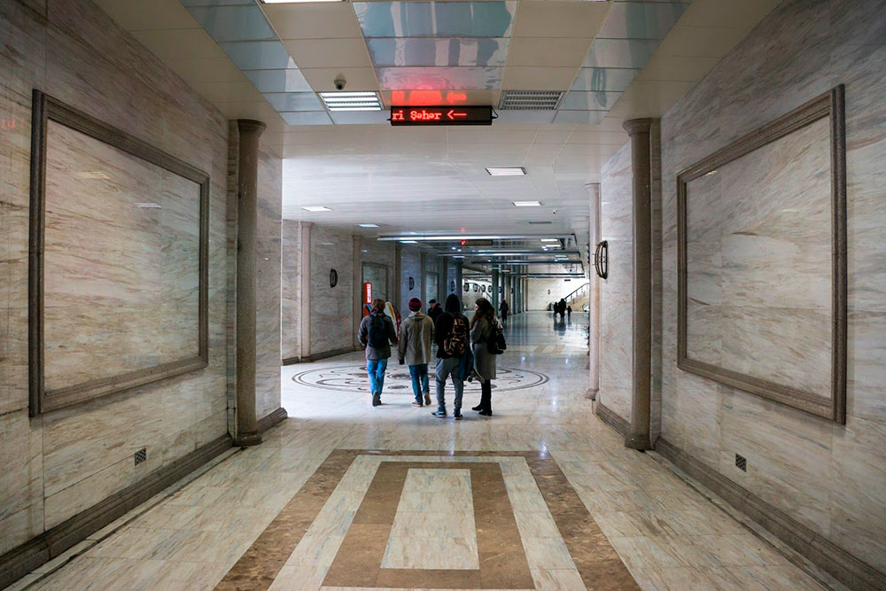 Подземные переходы в Баку такие же роскошные, как станции первой очереди московского метрополитена