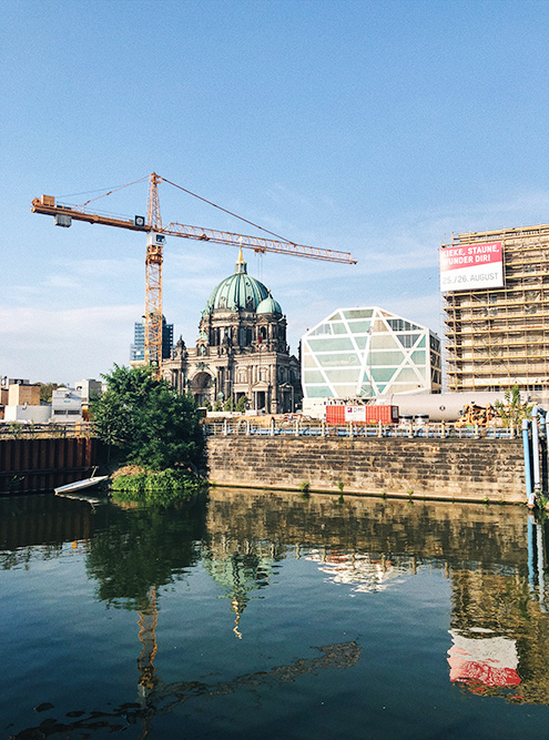 Перед Берлинским кафедральным собором разбит парк Люстгартен с видом на реку Шпрее. Это очередное место, где местные и туристы устраивают пикники
