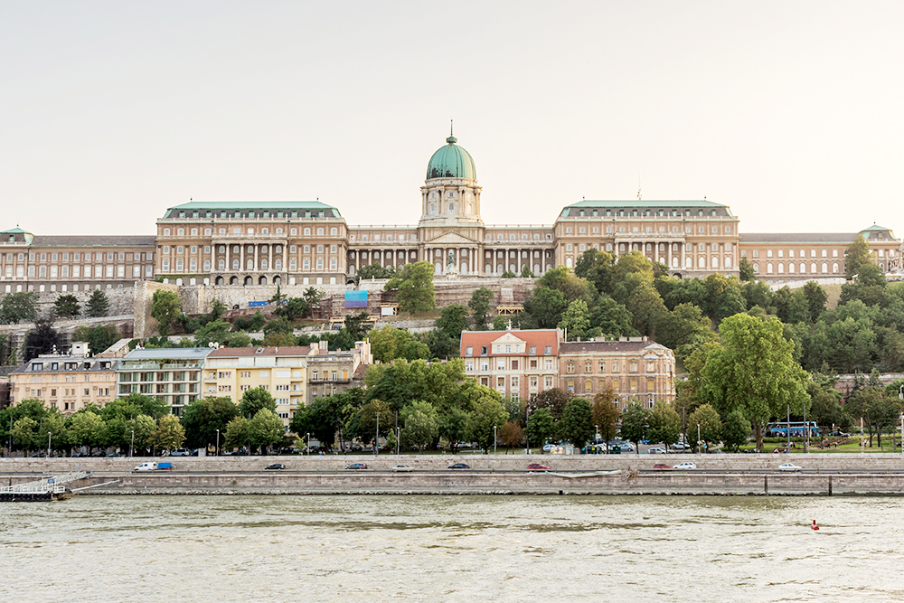 Вид на Королевский дворец с противоположного берега Дуная. Если не хотите тратиться на фуникулер, к дворцу можно подняться пешком