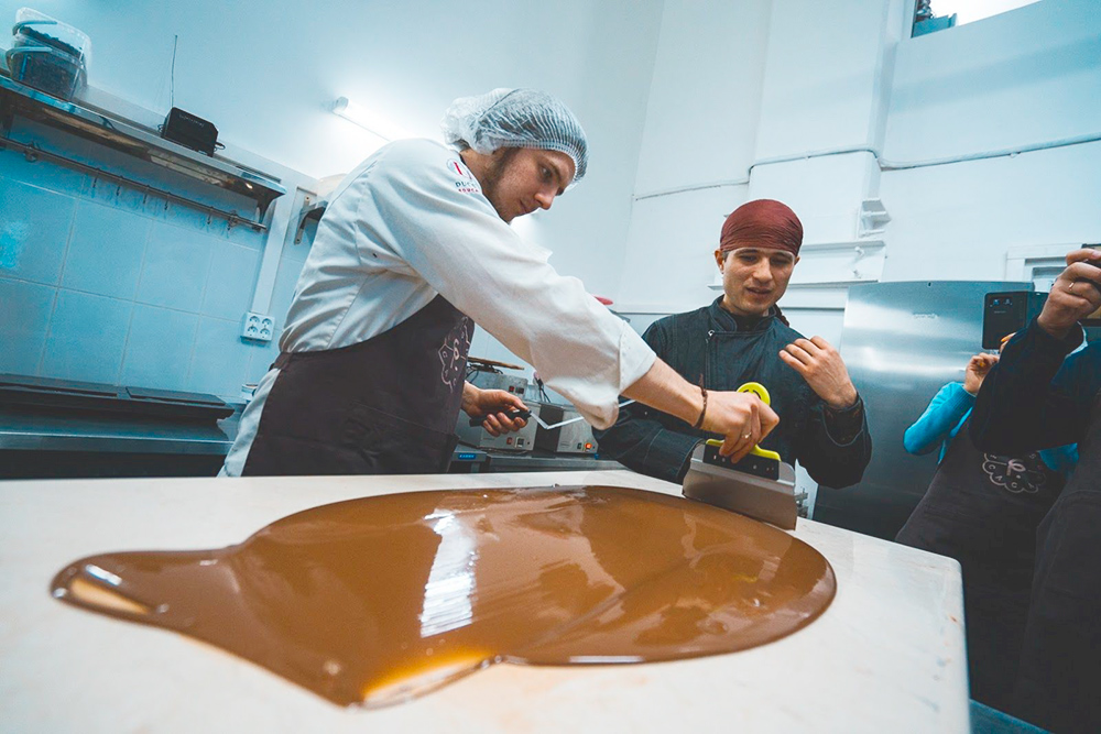 На мастер-классах Роман и Андрей объясняют, как приготовить шоколад без промышленного оборудования