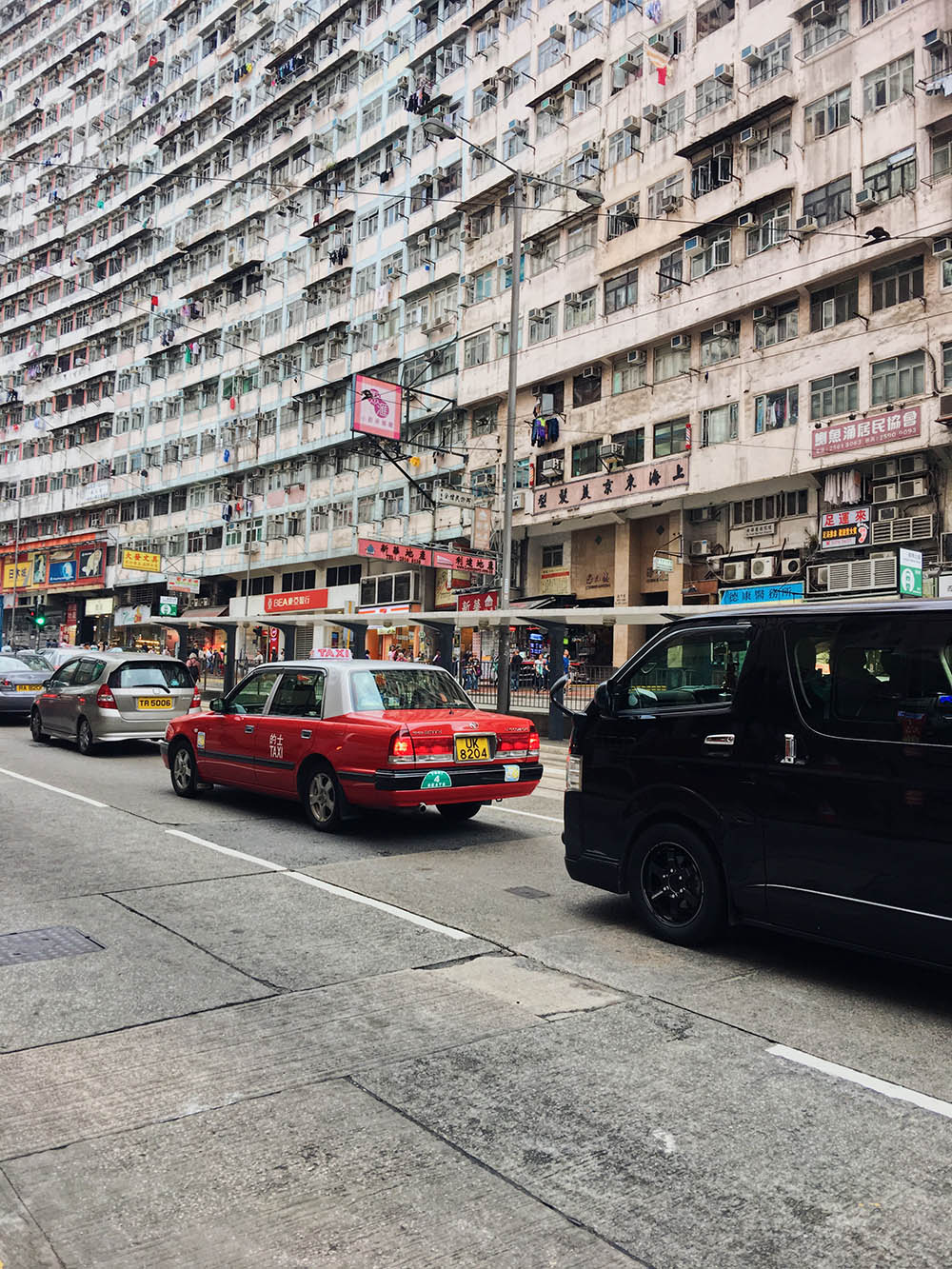 Типичный Гонконг: высокие здания и красные такси. Еще тут много зелени и несколько уровней пешеходных дорог