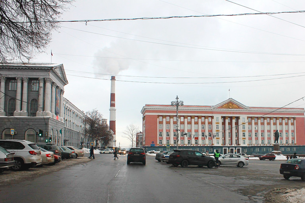 В Курске есть своя «Красная площадь»: перед зданием Дома советов стоит Ленин и указывает рукой на ресторан