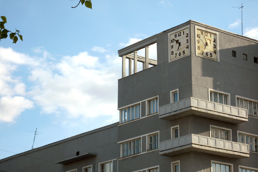 Дом с часами на Красном проспекте, 11. Пример конструктивизма, входит в список культурного наследия