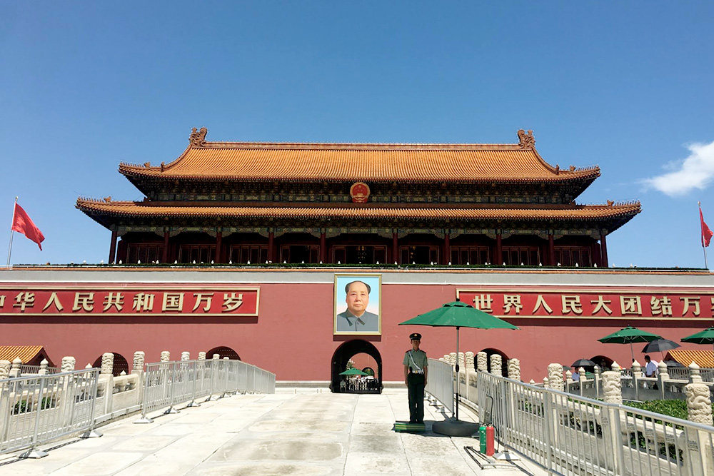Мавзолей Мао Цзэдуна, построенный в Запретном городе — резиденции китайских императоров