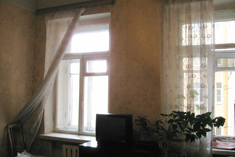 Зато у комнаты идеальная планировка — квадратная и с двумя большими окнами