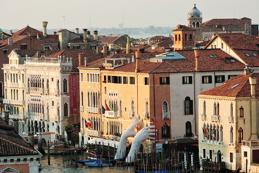 С террасы «Фондако-деи-Тедески» с 2017 по 2018 год можно было увидеть необычную скульптуру Лоренцо Куинна. Она символизировала Венецию, которая постепенно уходит под воду из⁠-⁠за изменения климата. Фотография: Dimitris Kamaras / Flickr