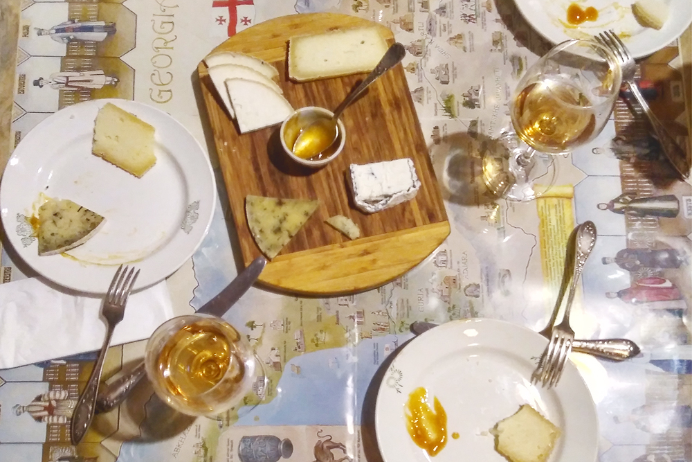 В Грузии множество сыров, которые не известны за пределами страны. В винотеке Wine Underground можно заказать дегустацию из четырех вин за 20 ₾ (460 рублей), а также попробовать тарелку фермерских сыров за 22 ₾ (506 рублей)