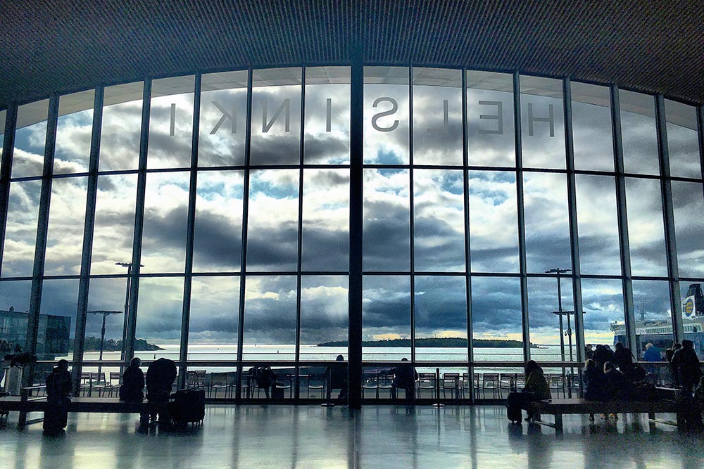 Внутри терминала 2 огромный панорамный вид на залив. Это самый красивый и современный терминал из всех, что я видела в поездке
