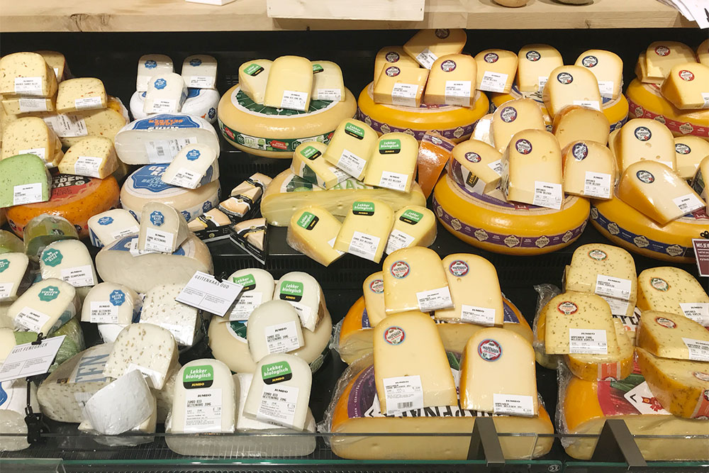 Сыр в супермаркете на любой вкус. Надо обращать внимание на цены не за штуку, а за килограмм. В России я редко на это смотрела