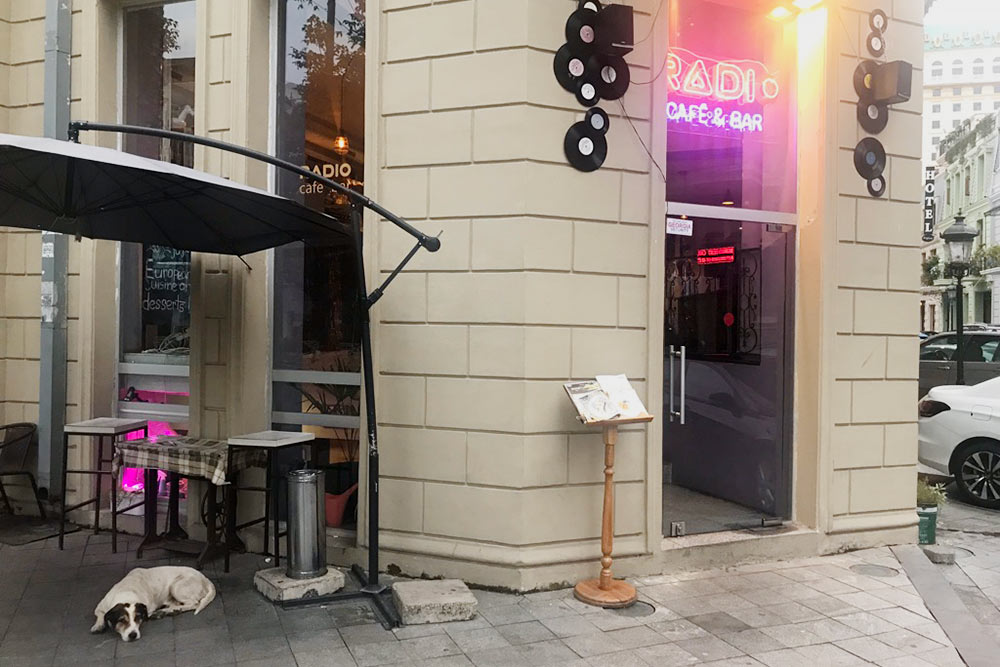 Кафе Radio — мое любимое кафе европейской кухни, всегда с удовольствием прихожу туда, когда устаю от грузинской еды. Капучино стоит 6 GEL (144 ₽)