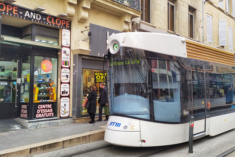 Местные трамваи выглядят довольно футуристично — особенно забавно это выглядит на фоне классических французских зданий 19 века в центре города