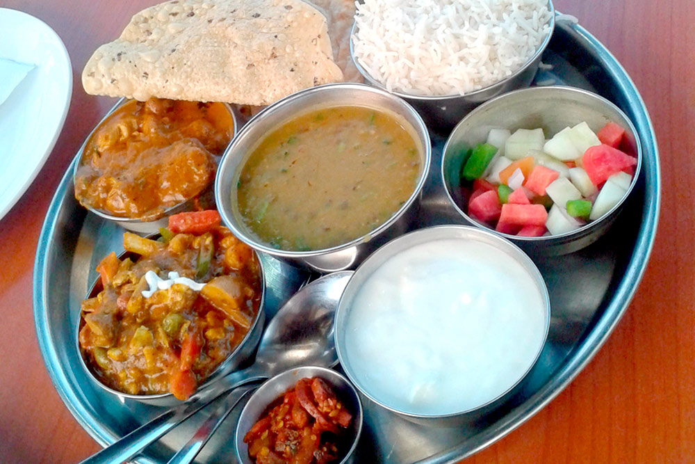 Традиционное индийское тали в ресторане Нью⁠-⁠Дели: рис с лепешками, овощи, соус из бобов, курица и овощи в соусе карри, йогурт. Вкуснее этого я ничего не ела