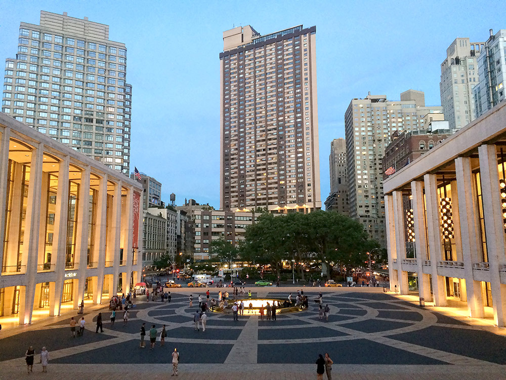 Вид на площадь перед «Линкольн-центром», куда мы регулярно ходим на балет