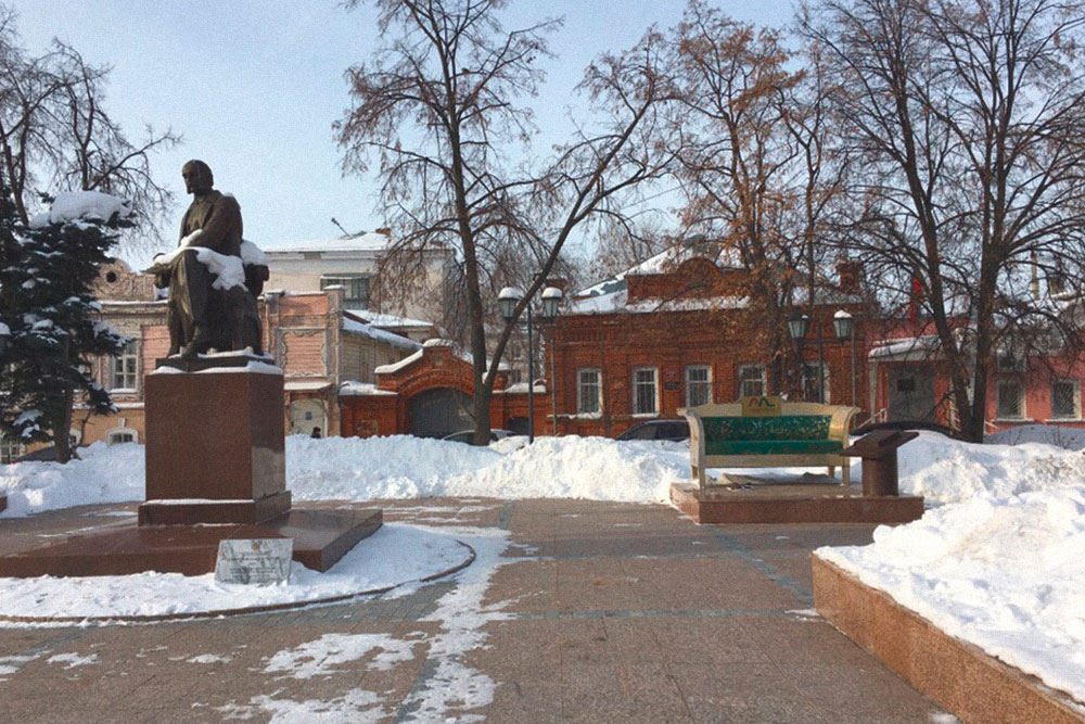 Напротив дома-музея Гончарова находится памятник писателю и знаменитый диван Обломова. Разумеется, с тапочками