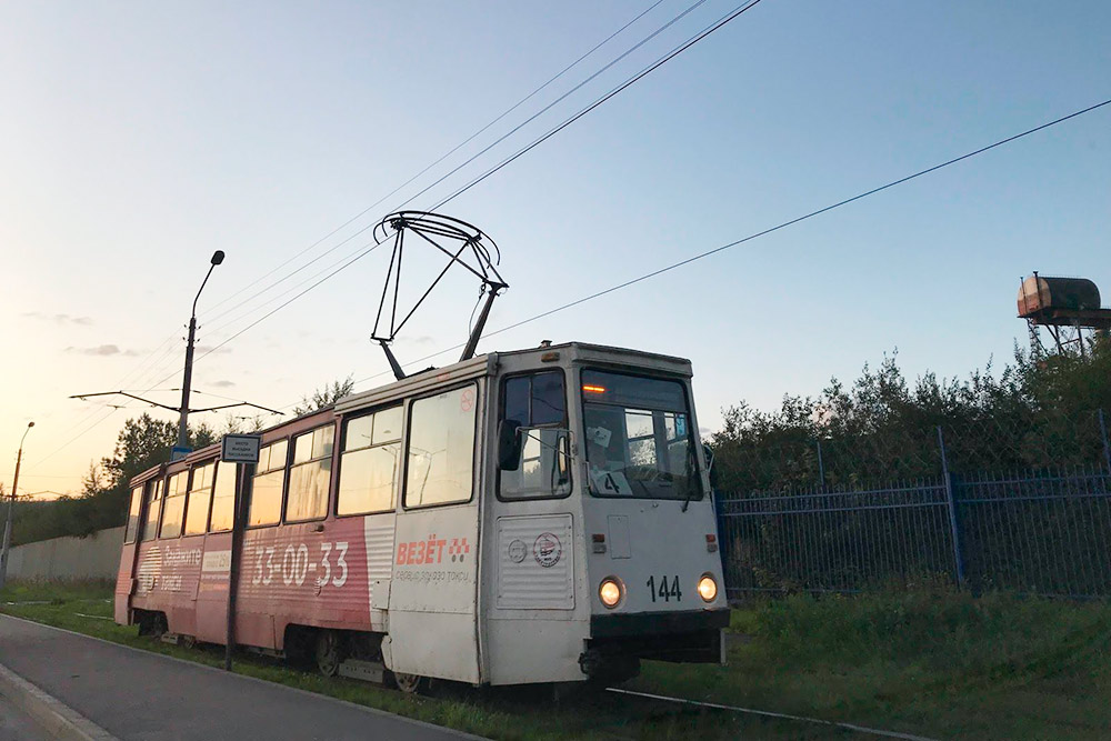 Это местный, не московский трамвай. Летом в нем жарко, зимой холодно, но зато без пробок