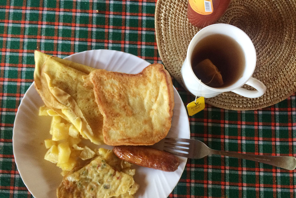 Пример завтрака на сафари: омлет, блины, сосиска, тосты и чай