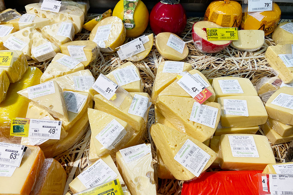 Цена на сыр в «Перекрестке» указана за 100 граммов. Если перевести в килограммы, то окажется, что по стоимости это вполне сопоставимо с фермерским сыром, который продают на рынке