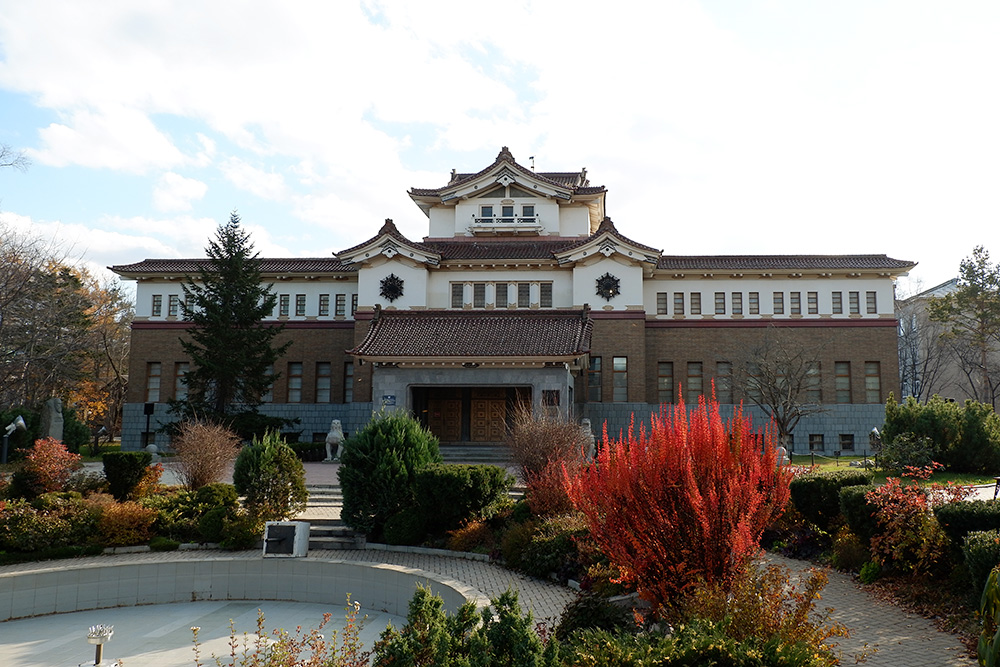 Краеведческий музей расположен в японском здании 1937 года постройки. Тут постоянно проводят разные фотосессии. Входной билет — 200 рублей, детям бесплатно