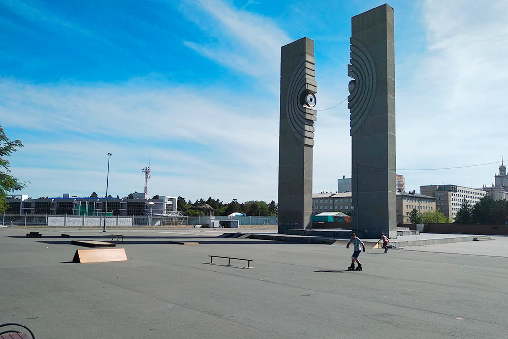 Памятник Курчатову — разделенный надвое атом. В выходные тут катаются и малыши, и подростки, рядом с памятником поставили уличные тренажеры и скамейки