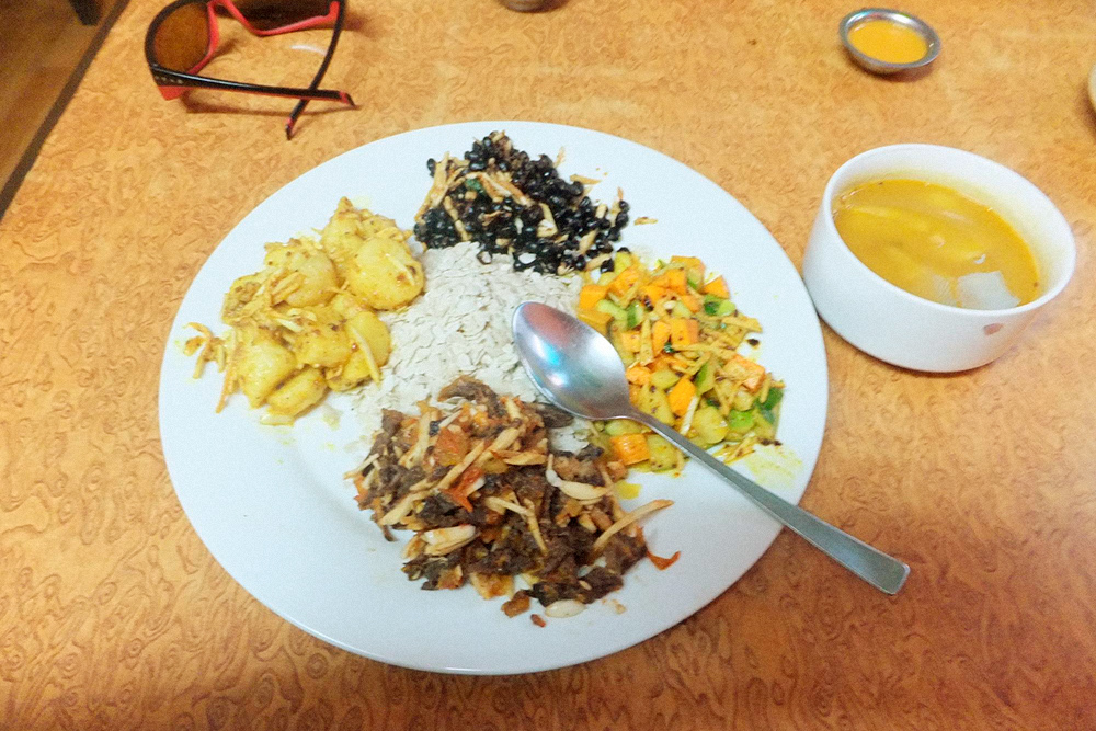 «Дорогое» национальное блюдо в Катманду за 259 рублей: овощи, бобовые, сушеное мясо, острый суп и рисовые хлопья