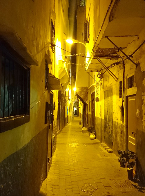 Однажды ночью в Фесе мы свернули с людной туристической улицы и заблудились в Старом городе. Пока выбирались, было жутко
