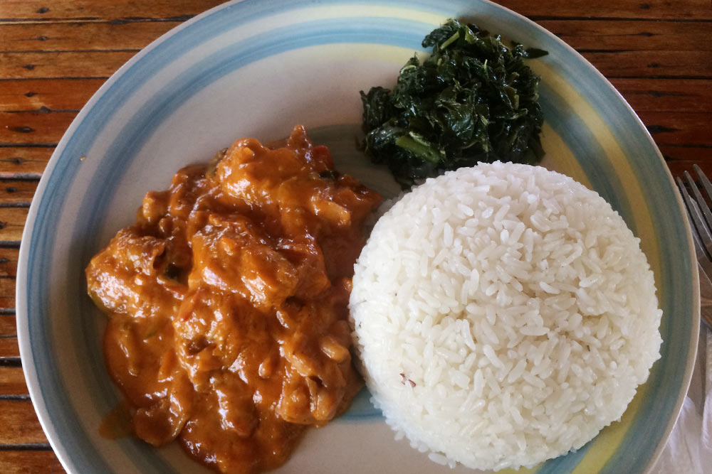 Обеды и ужины в кафе на Занзибаре обходились в 20 000—30 000 TZS на человека за одно блюдо и напиток. На фото курица и рис за 730 ₽