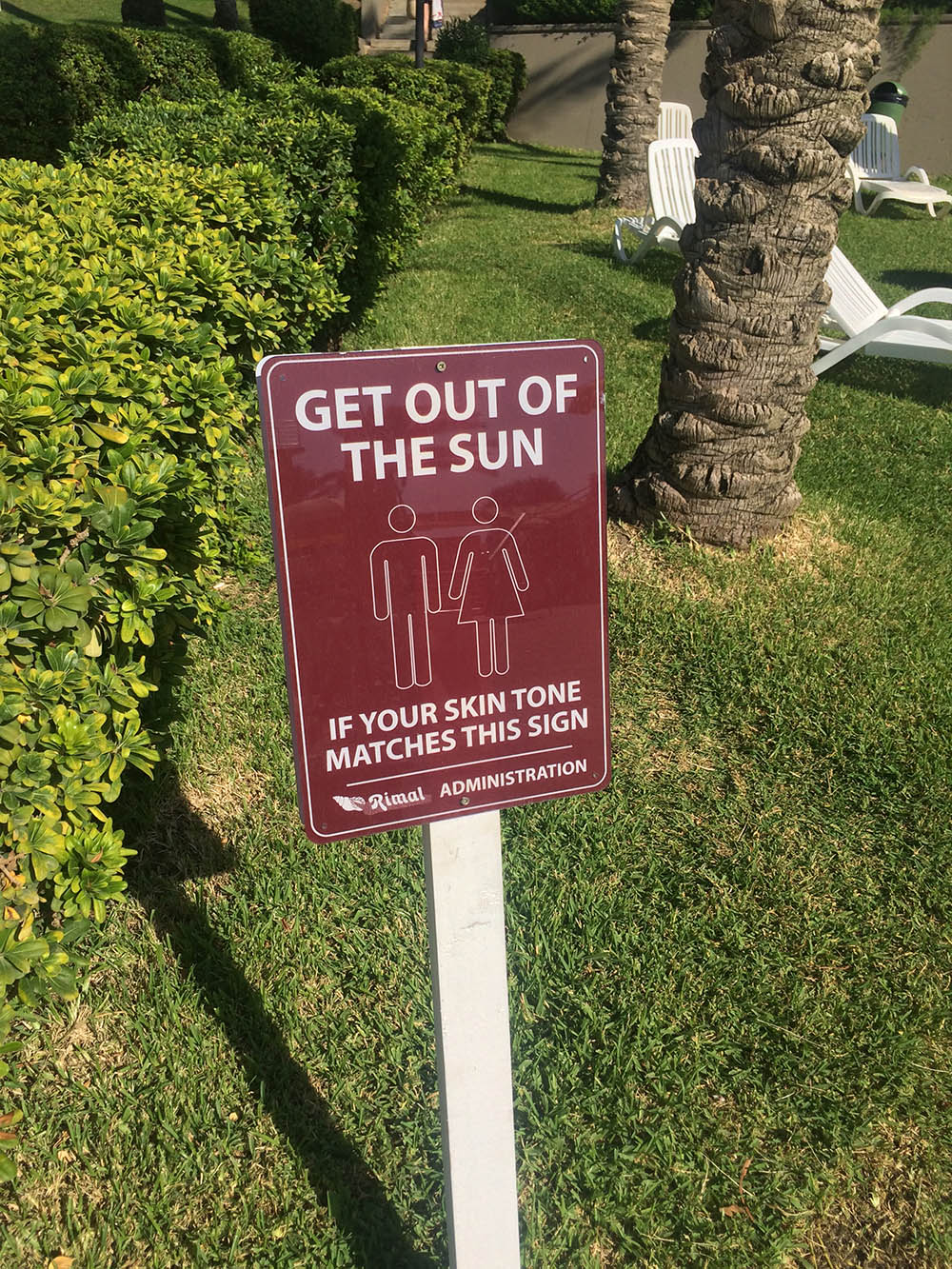Надпись на табличке на одном из пляжей: «Уйдите с солнца, если цвет вашей кожи такой же, как у этого знака». Многие ливанцы загорают именно до такого состояния