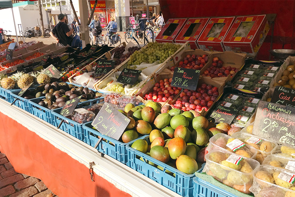 На рынке большой выбор фруктов — от обычных яблок и груш до экзотических манго и плодов кактуса